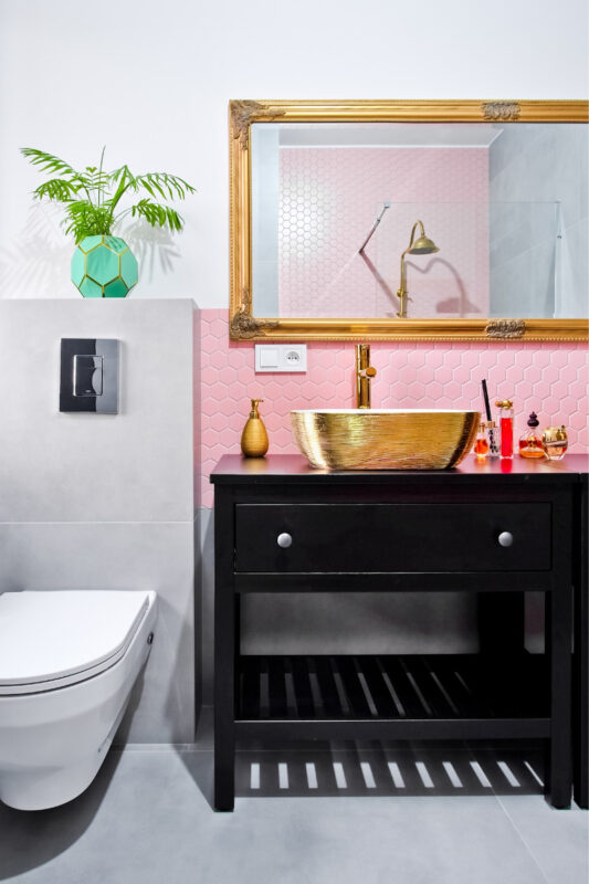 eklektyczna łazienka płytki betonowe i mozaika ceramiczna heksagon duży pink matowy raw decor