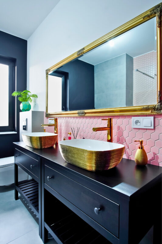 eklektyczna łazienka z płytkami heksagonalnymi pink matowy od raw decor na scianie