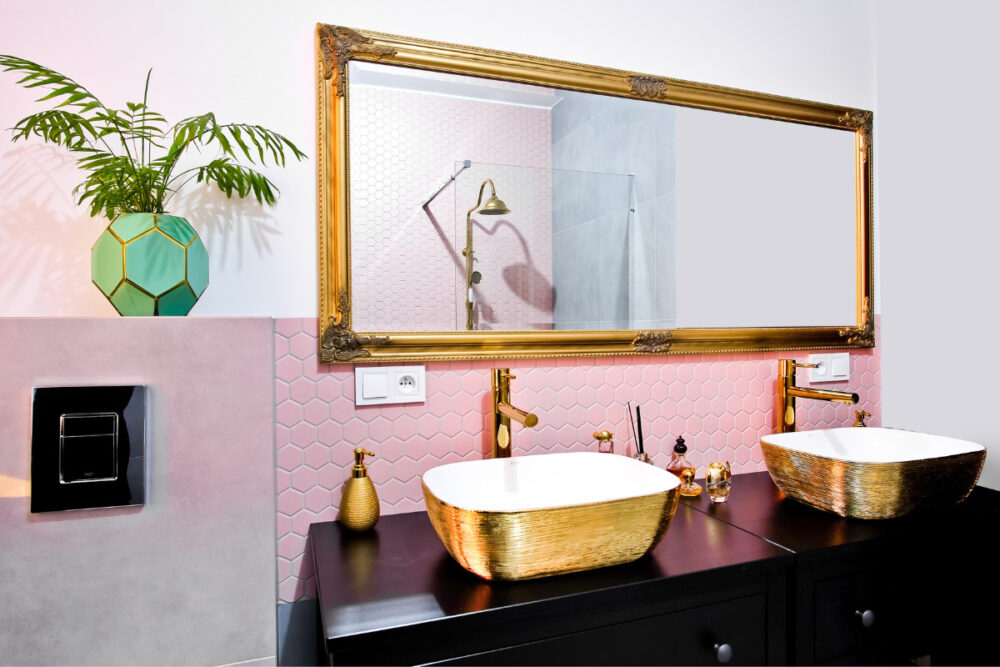 płytki heksagon duży pink matowy raw decor na ścianie z lustrem w eklektycznej łazience