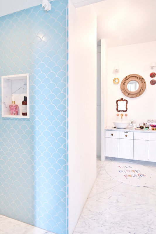 płytki rybia łuska flabellum light blue raw decor w eklektycznej aranżacji łazienki