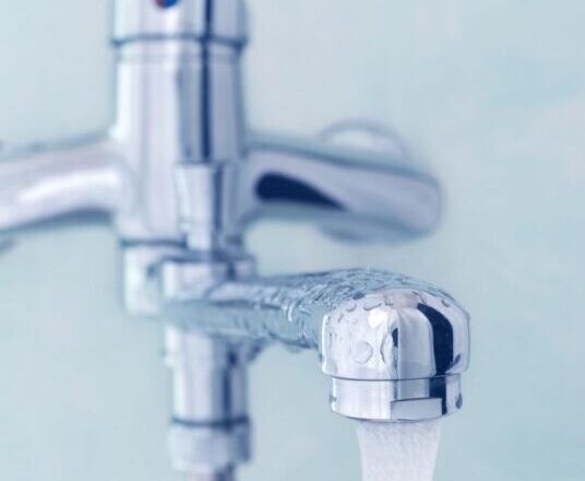 Jak podgrzewać wodę w domu letniskowym? Użycie pompy ciepła — podstawowe informacje