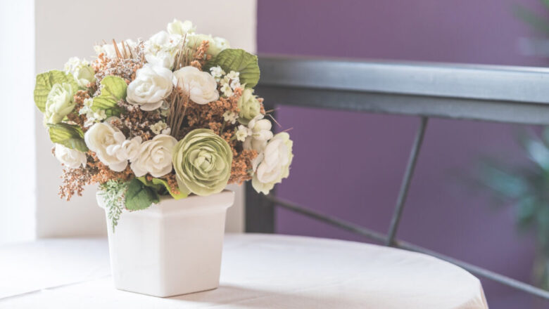 Sztuczne kwiaty w kuchni: Jak wykorzystać je jako dekorację stołu?