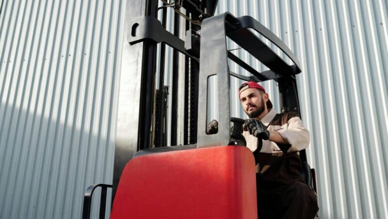 Wynajem wózków widłowych – kiedy warto skorzystać z tej opcji?