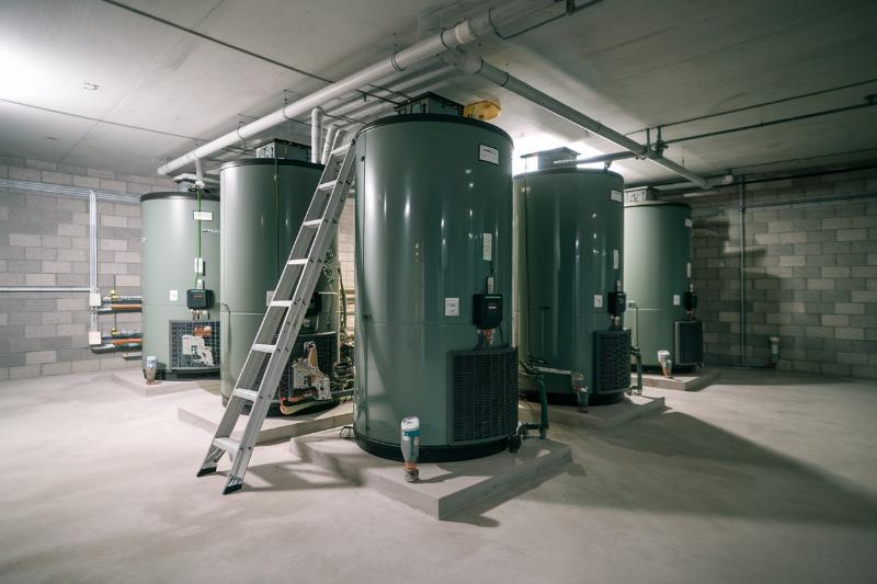 duże zbiormiki do pomp ciepła zamontowane w kotłowni